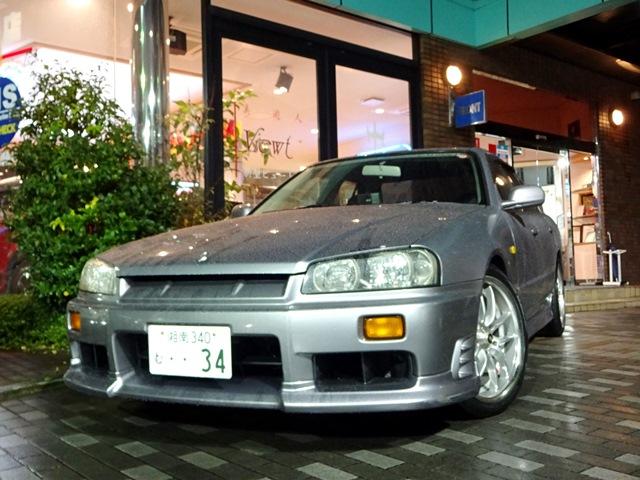 日産　スカイライン２５ＧＴターボ（本社ショールーム）