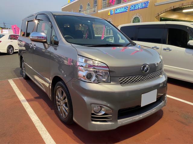 トヨタ　ヴォクシー（エルザ16号町田ショールーム）