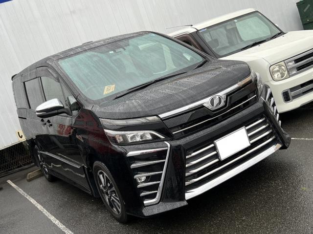 トヨタ　ヴォクシー（エルザ16号町田ショールーム）